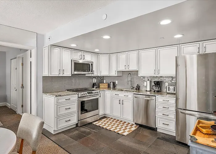Updated 2 Bedroom At The 9400 Building With Ocean Views! Ferienhaus *