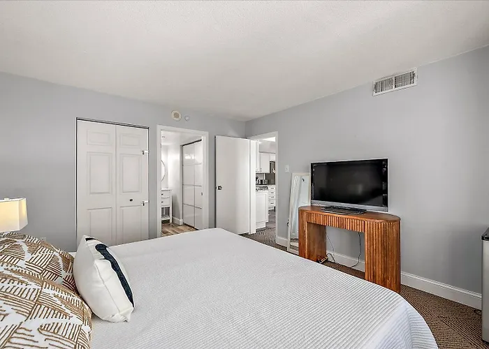 Updated 2 Bedroom At The 9400 Building With Ocean Views! *